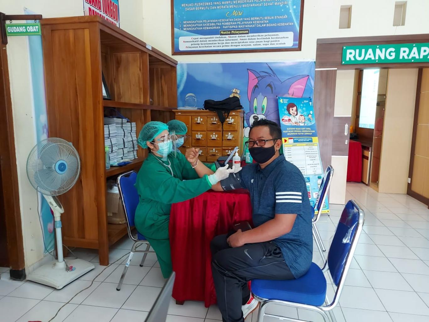 Vaksinasi Covid 19 Perbekel Dan 4 Perangkat Desa Pelapua Website Desa Pelapuan